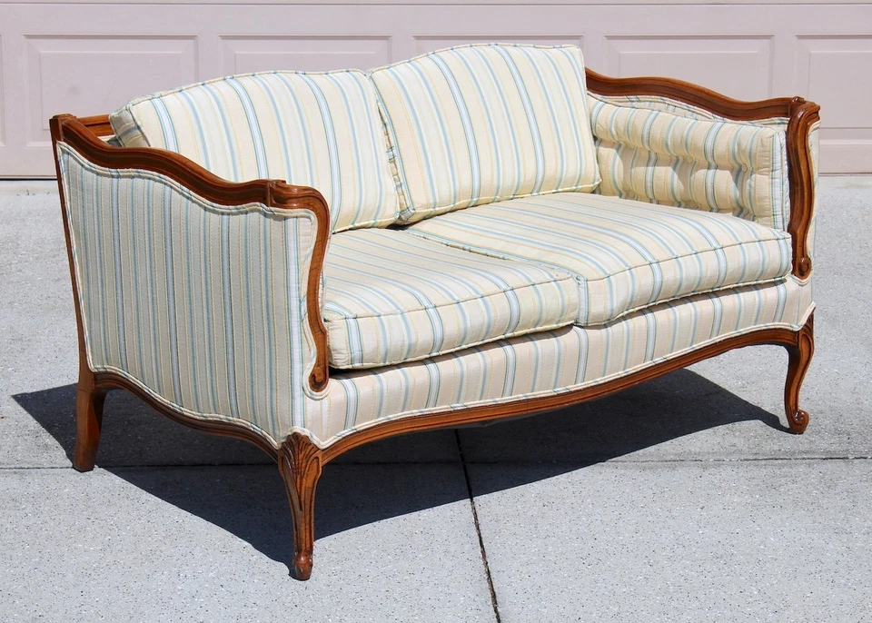 Sofá vintage francés estilo Luis XV con tapicería a rayas Foto 3 de 4