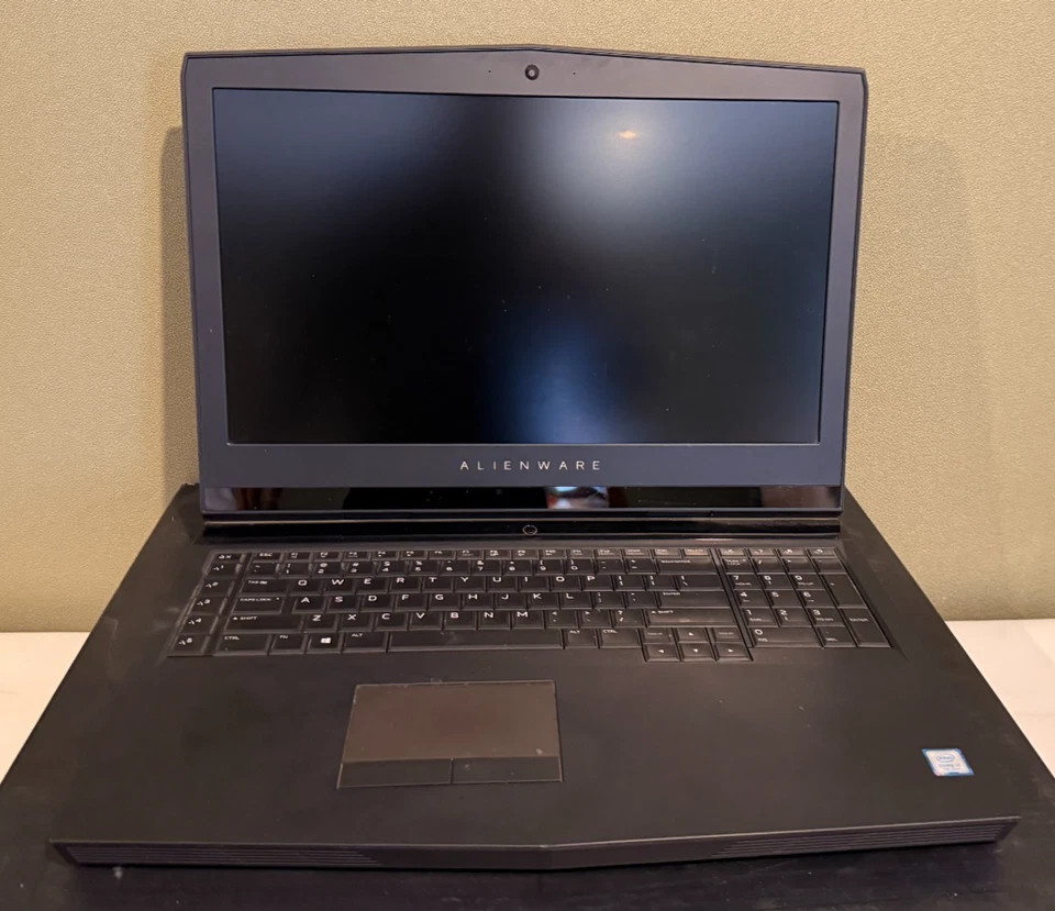 Pantalla Alienware 17 R4 i7-7700HQ GTX 1070 16 GB RAM 256 GB SSD 750 GB HDD 1440P Foto 2 de 4