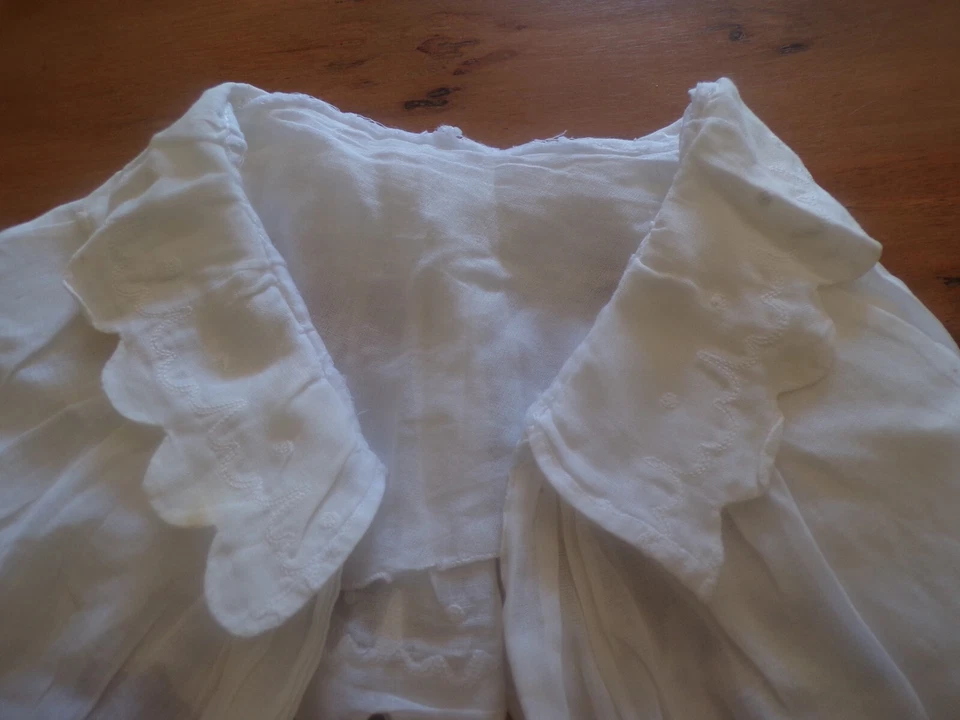 Lot de 2 pièces de linon blanc brodé  ( abat-jour, col, jupon poupée ... ) - Photo 2/4