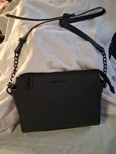 Steve Madden Shoulder Bag Black Chain Logo Adjustable Strap Inner Pockets Medium