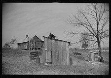 Foto: Cobertizo de cabaña rural años 30 hombre en techo granja paisaje