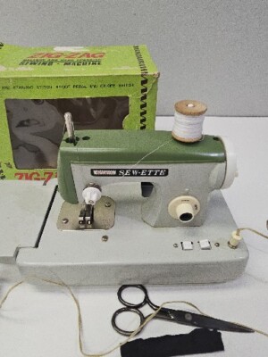 グデ子 Vintage SEW-ETTE Miniature ZIG-ZAG Sewing Machine In Box