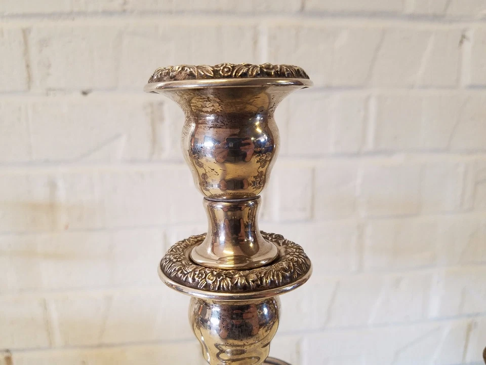 Par de candelabros S. Kirk&Son recheados de cimento esterlina Repousse total com peso 109,8 oz. - Imagem 3 de 4