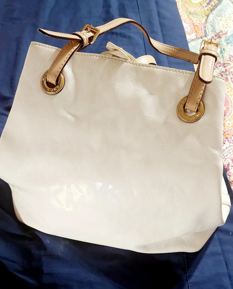 Bolso Michael Kors de charol blanco con logotipo usado en excelente estado Foto 3 de 4