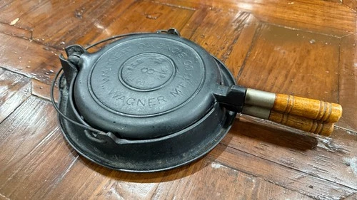 Antique Feb 22, 1910 Wagner Ware Sidney O #8 Cast Iron Waffle Maker  WITH BASE