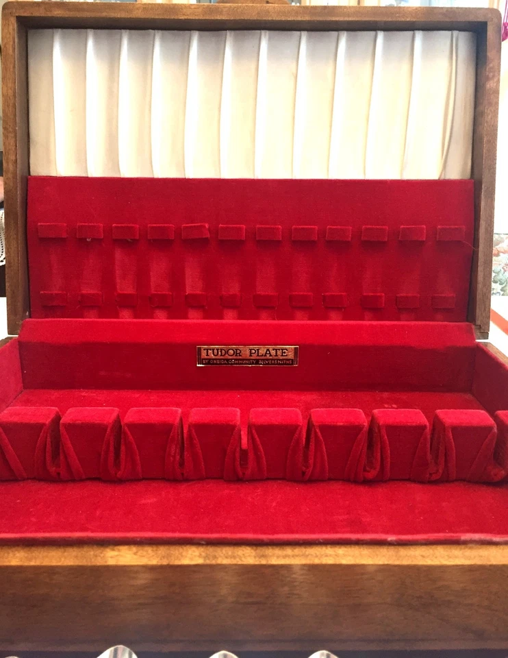 Tudor-plate Oneida Community forks and knives. 8 knives, 8 larger forks, 8 large - Image 2 of 4