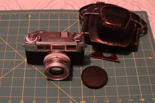 Yashica EE Camera w/Yashinon f 4.5cm 1:1.9 Lens 1960's W/Carry Strap  Case Rare