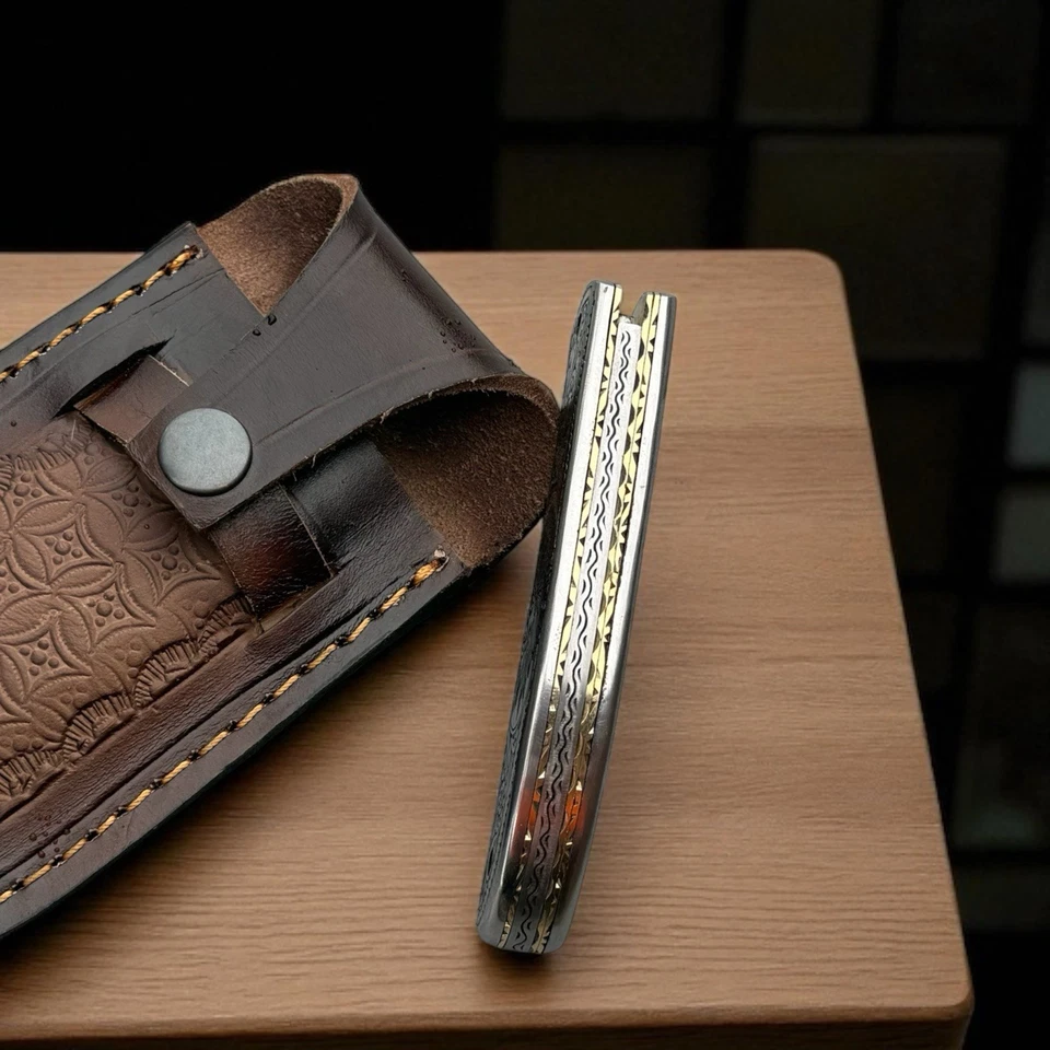 Cuchillo de bolsillo (plegable) personalizado hecho a mano de acero D2 grabado a mano con funda Foto 3 de 4