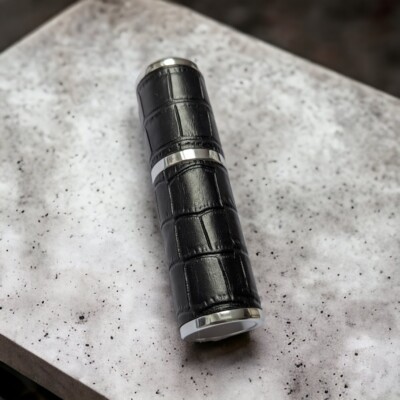 Essential Zerstäuber Co. schwarz/silber Kunstkrokus 10ml Reisezerstäuber mit Geschenkbox