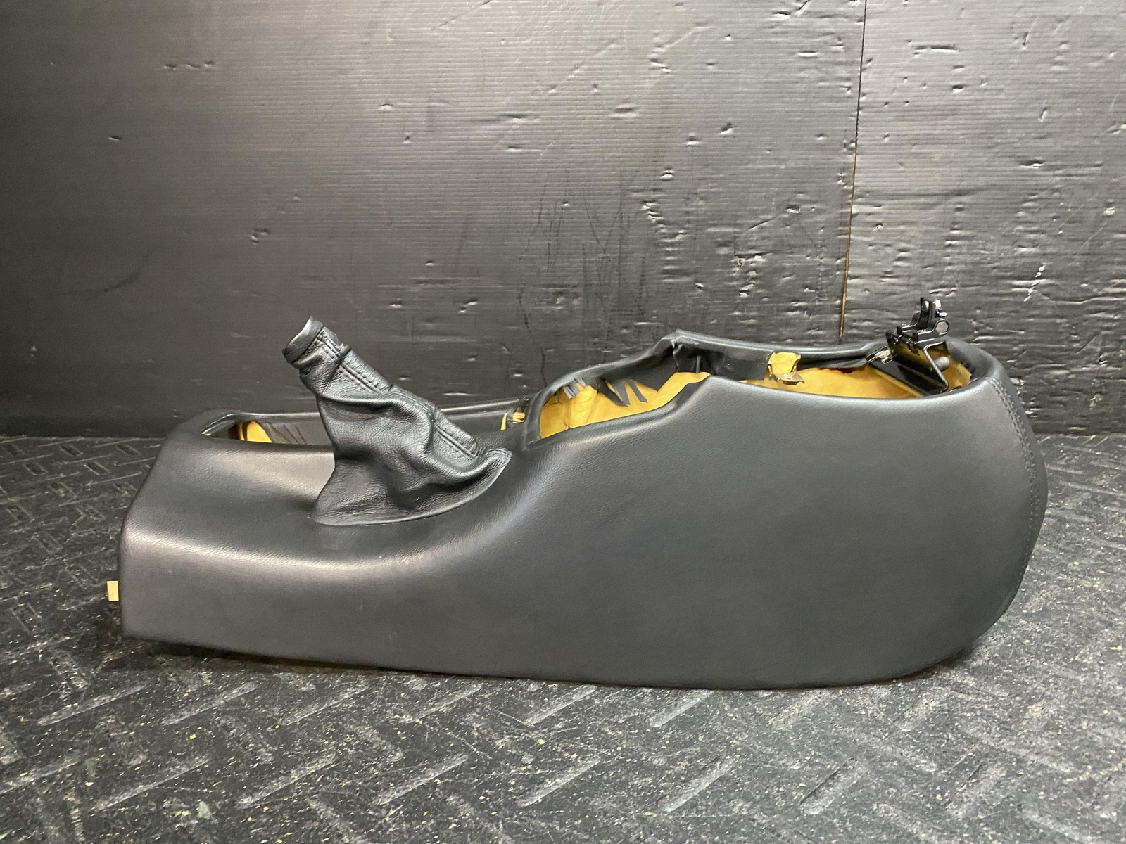 02-06 MASERATI FRONT CENTER CONSOLE TUNNEL HOUSING BLACK