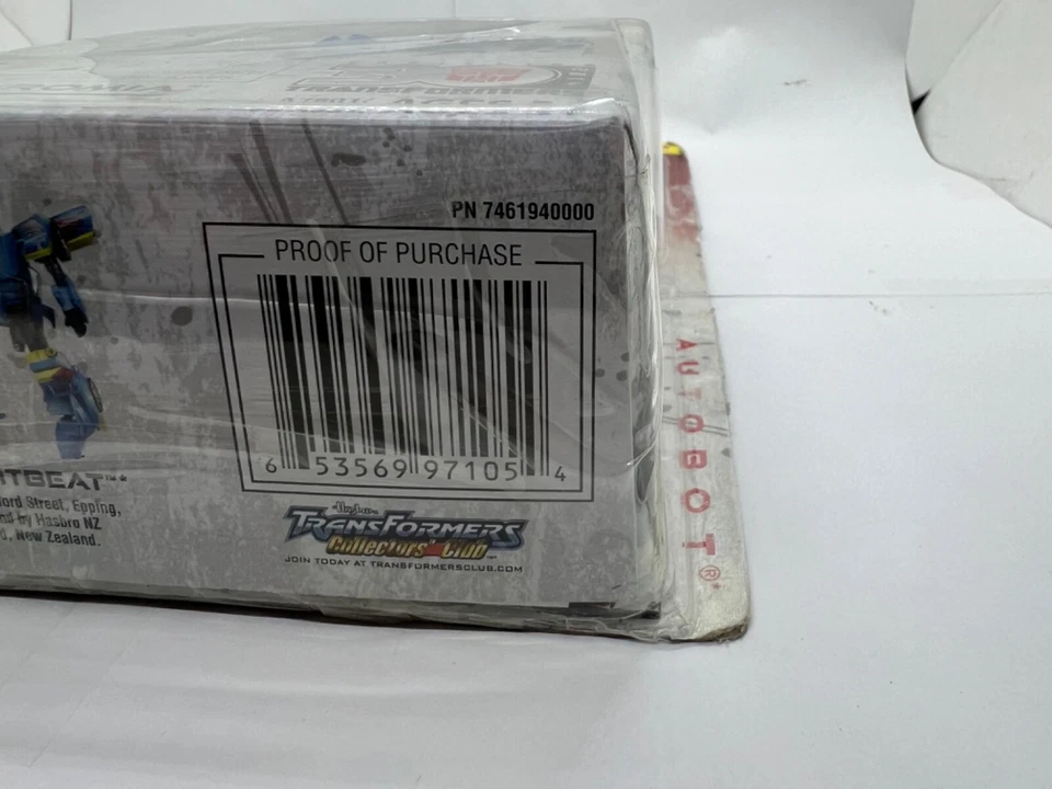 Hasbro Transformers Generations Chromia 2014 Autobot Figure IDW Comic Book - Image 4 of 4