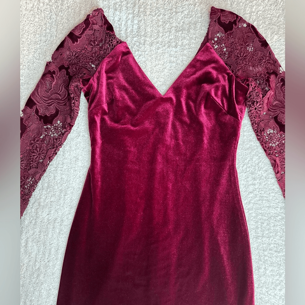 open lace back dress Badgley Mischka Women's Long Sleeve Velvet Gown Formal Dress, Crimson, 4 :  Amazon.co.uk: Fashion