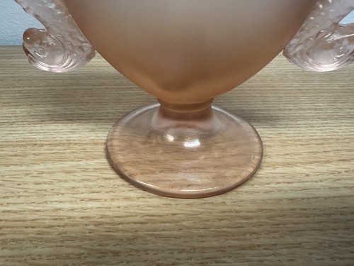 Jarrón abanico extendido con mango de pez delfín de vidrio Fenton terciopelo rosa opalescente - Imagen 7 de 9