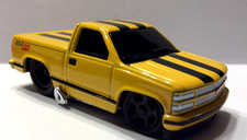 MUSCLE MACHINES 1993 CHEVROLET 454 SS PICKUP TRUCK - 1/64 DIECAST