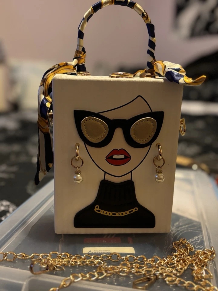 Bolso de mano caja cara mujer novedoso. & Origen Desconocido. Viene con correa de eslabones de cadena Foto 4 de 4