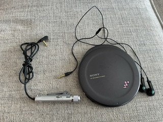 SONY CD WALKMAN D E2000 WITH HEADPHONES AND REMOTE PLEASE READ DESCRIPTION