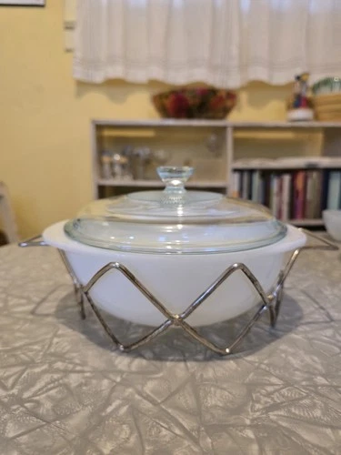 Vintage Promotional Pyrex Opaque 023 Casserole Dish With Lid And Zig Zag Cradle