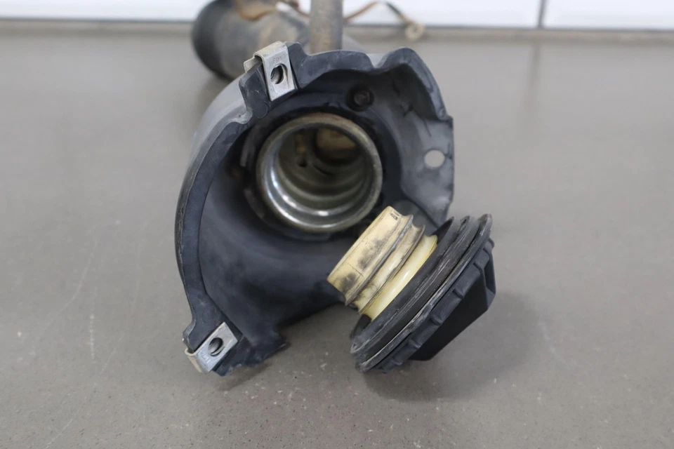 98-99 Chevy Suburban GMT400 OEM cuello de llenado de combustible (sección superior) Foto 3 de 4