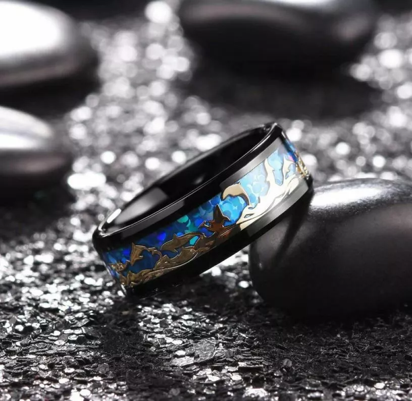 Anello Uomo Nero con Sfondo Blue e Delfini Dorati Tungsteno Mare