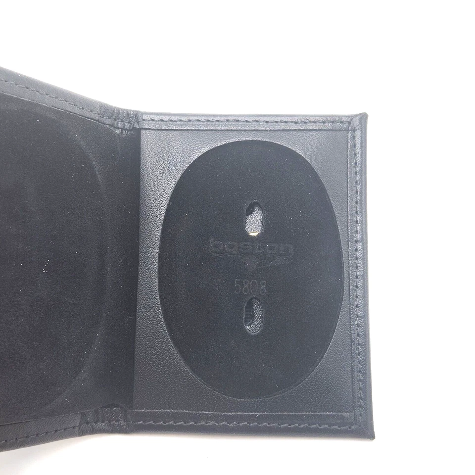 波士顿皮革书籍风格徽章钱包:徽章镂空风格 5808 — 第 3/4 张图片