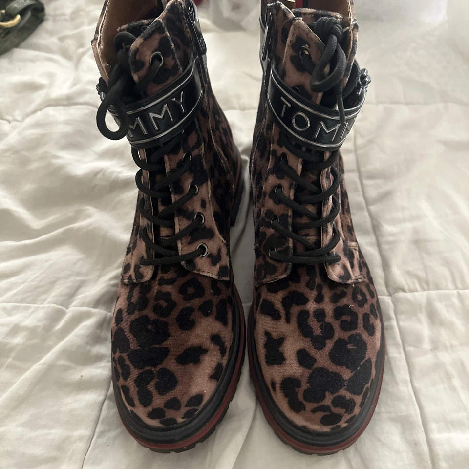 Tommy Hilfiger Botas de Terciopelo de Lujo con Correa y Cremallera Estampado de Leopardo Talla 9.5M Foto 3 de 4