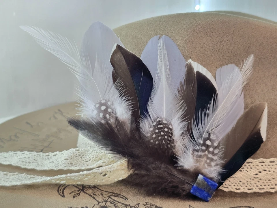 Sombrero de Ranchero Quemado Personalizado | Cuernos de Ciervo | Prendedor de Sombrero de Pluma | Ala Ancha | Gamuza Foto 3 de 4