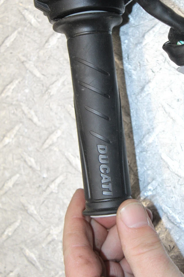 Ducati Monster 1200 S 2017 control del acelerador eléctrico Foto 2 de 4