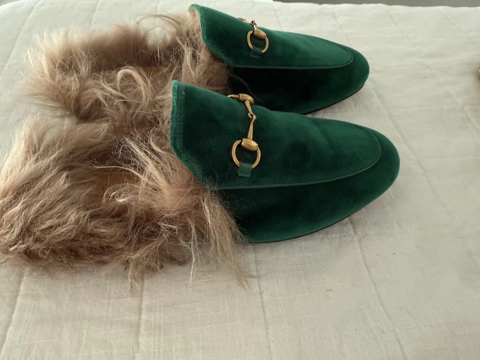 Zapatillas con ribete de piel de terciopelo verde Foto 3 de 4