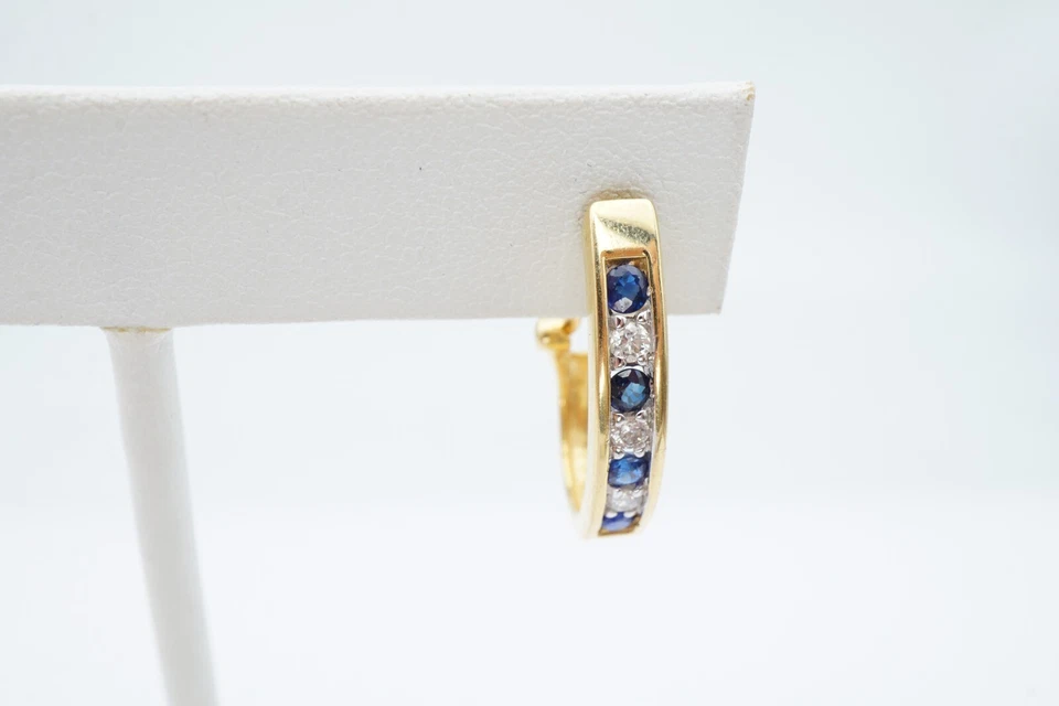 Pendientes Omega de oro amarillo de 14 k con zafiro y diamantes Alwand Vahan Foto 3 de 4