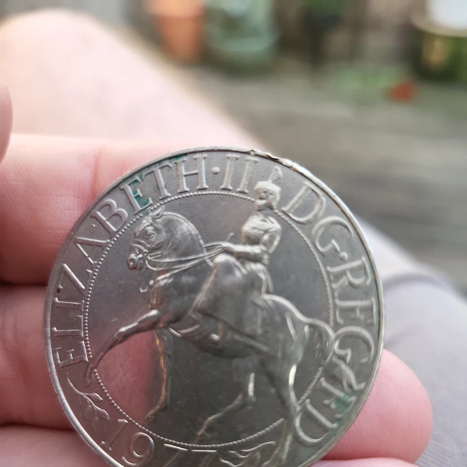 (RARO) 1977 Moeda Comemorativa do Jubileu de Prata da Rainha Elizabeth II DG.REG FD - Imagem 4 de 4