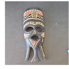 Máscara de madera tallada africana hecha a mano con patrones geométricos diseño tribal