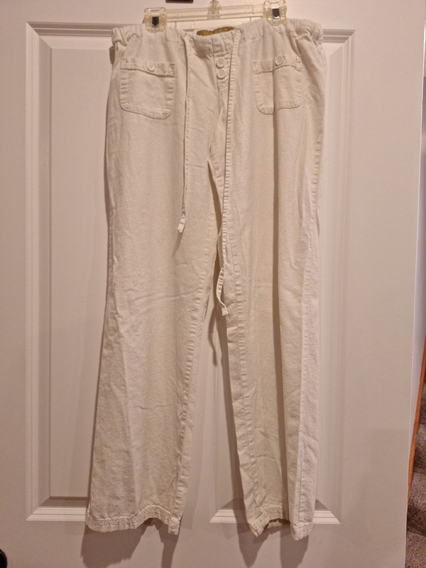Women's Angel Kiss Off White Capri Pants. Sz L