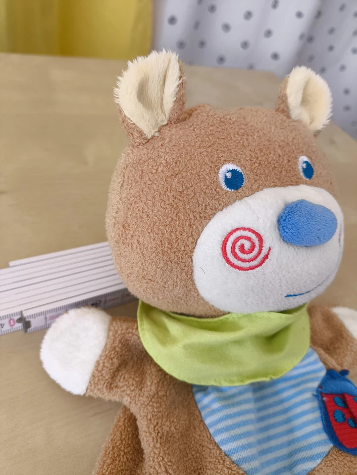 HABA Handpuppe Kuschelpuppe Bär 🐻 mit grünen Halstuch Käfer braun Plüschtier - Bild 3 von 4