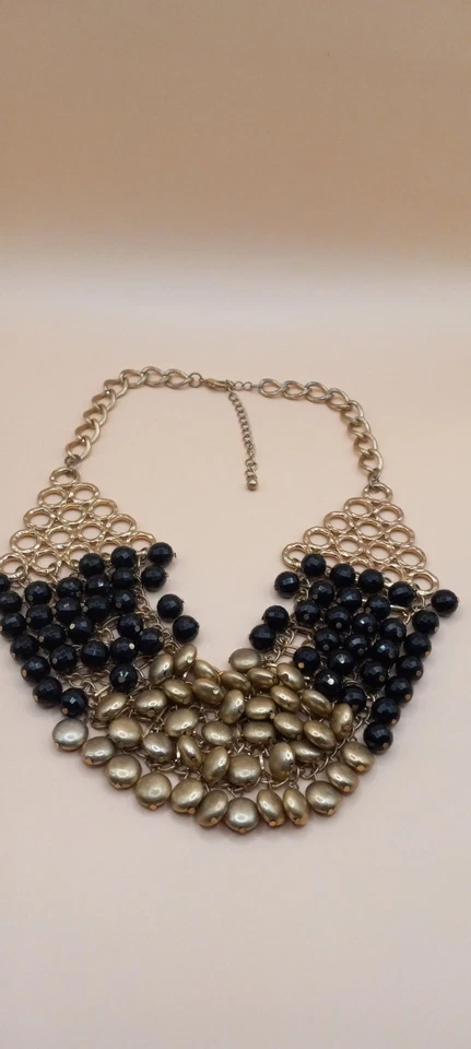 Collar llamativo Lane Bryant con cuentas facetadas negras y cuentas redondas en tono dorado Foto 3 de 4
