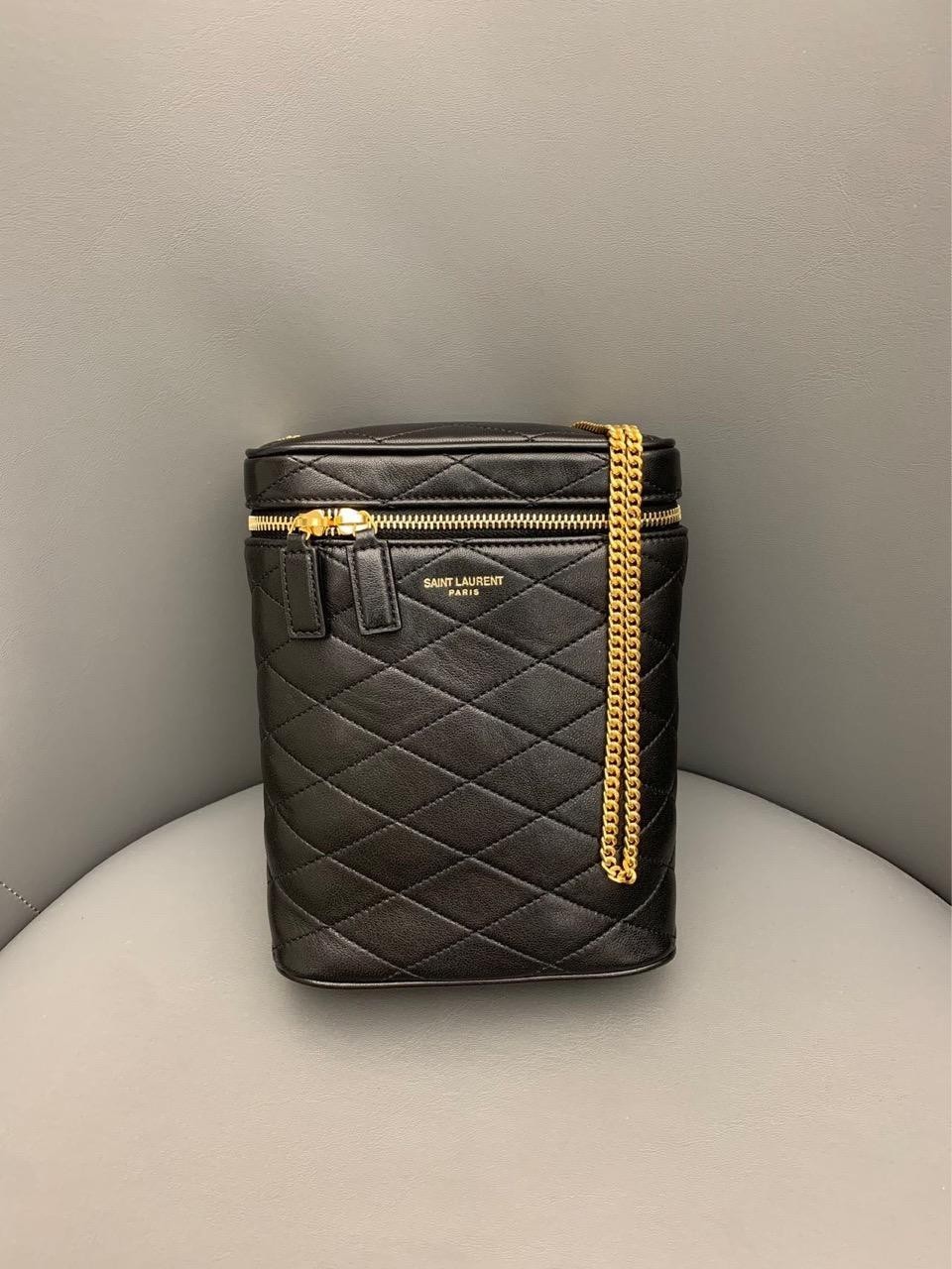 SAINT LAURENT Autentica elegante borsa a secchiello YSL realizzata in pelle nera e trapuntata