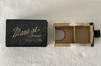 Vintage Zauberkiste Zaubertrick Gimmickbox gemarkt ausländisches Alter / Hersteller unbekannt