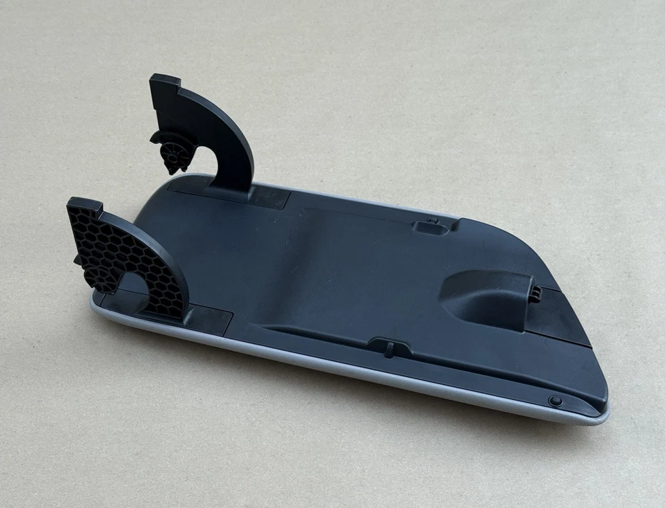 2018-2020 丰田凯美瑞 SE 中控台扶手银色原始设备制造商 — 第 4/4 张图片