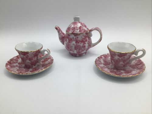 Vintage Miniature ￼￼Porcelain Red Floral Teapot W/2 Cups/Saucers Display Set - Afbeelding 1 van 15