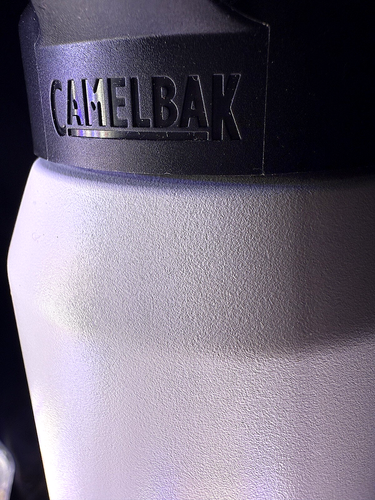 Botella de agua de acero inoxidable aislada al vacío CamelBak Beer Den 32 oz cerveza artesanal - Imagen 3 de 7