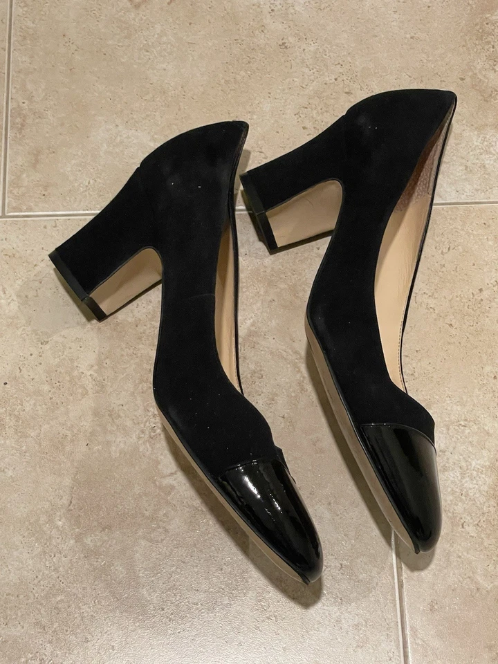 Zapatos de salón Ivanka Trump de gamuza negra y charol con tacón ancho Foto 3 de 4