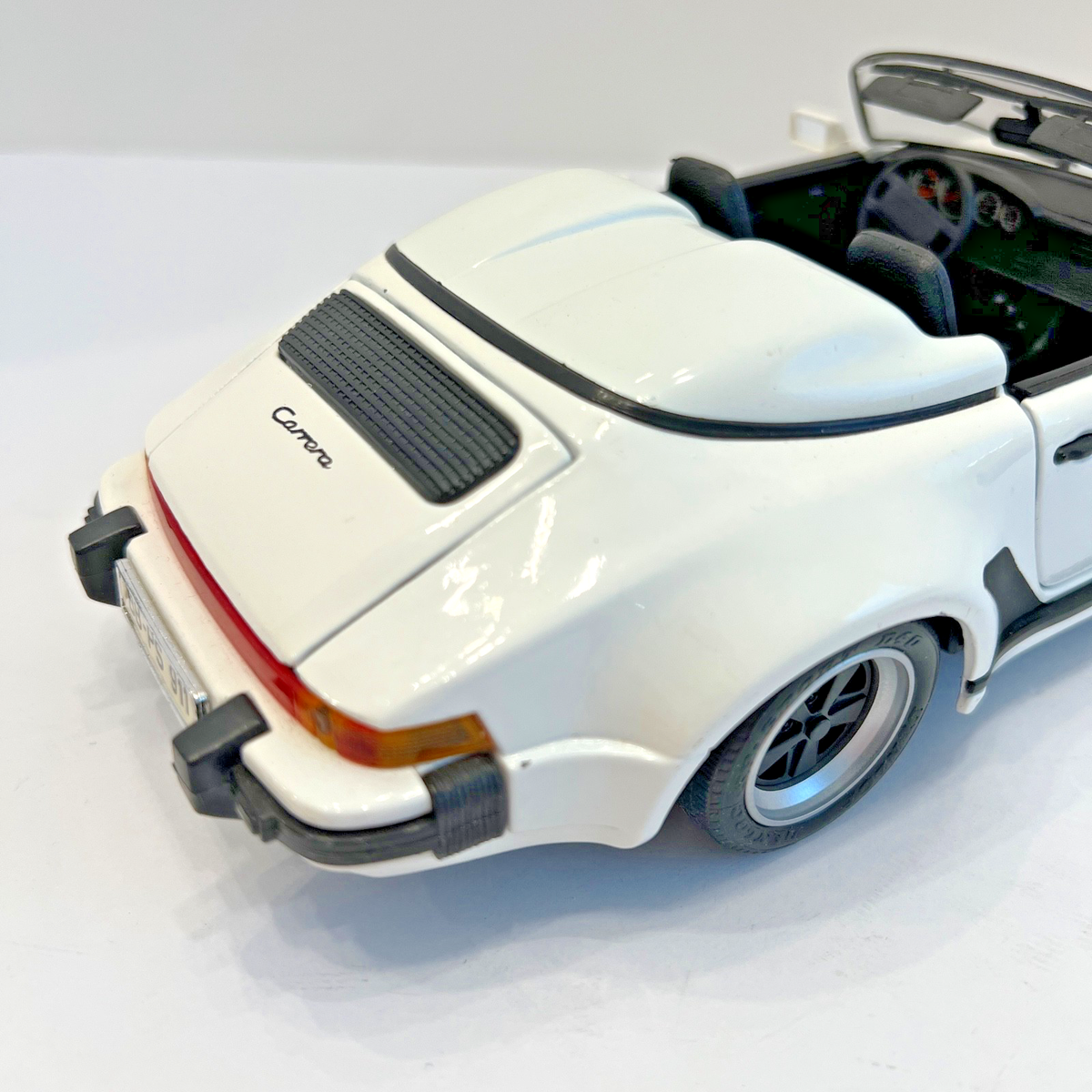 Porsche 911 Speedster 1989 White Maisto Diecast Model Car 1/18 1