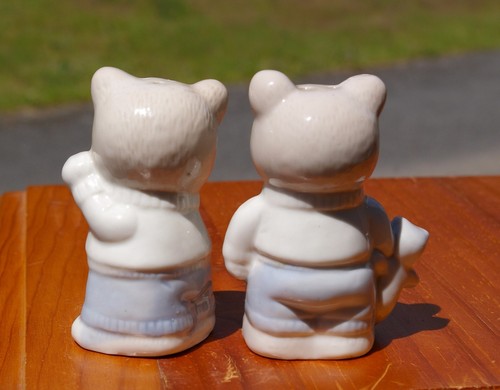 Juego de coctelera de sal y pimienta de osos de peluche para dormir con tapones de corcho de 3 1/2" de alto - Imagen 4 de 7