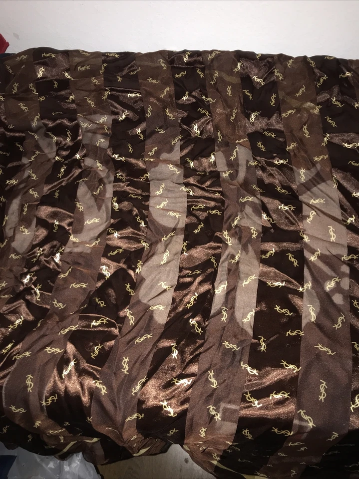 YSL Monograma Marrón 37x37 Pulgadas Mezcla de Seda Bufanda Envoltura Estampado Envoltura Foto 4 de 4