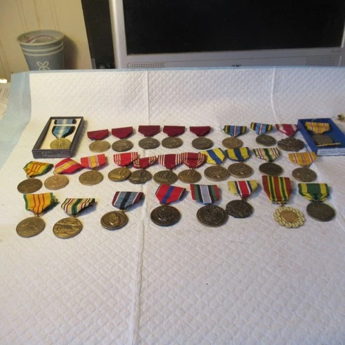 MISC LOT OF 29 DIFFERENT MILITARY MEDALS WW2-VIETNAM ERA