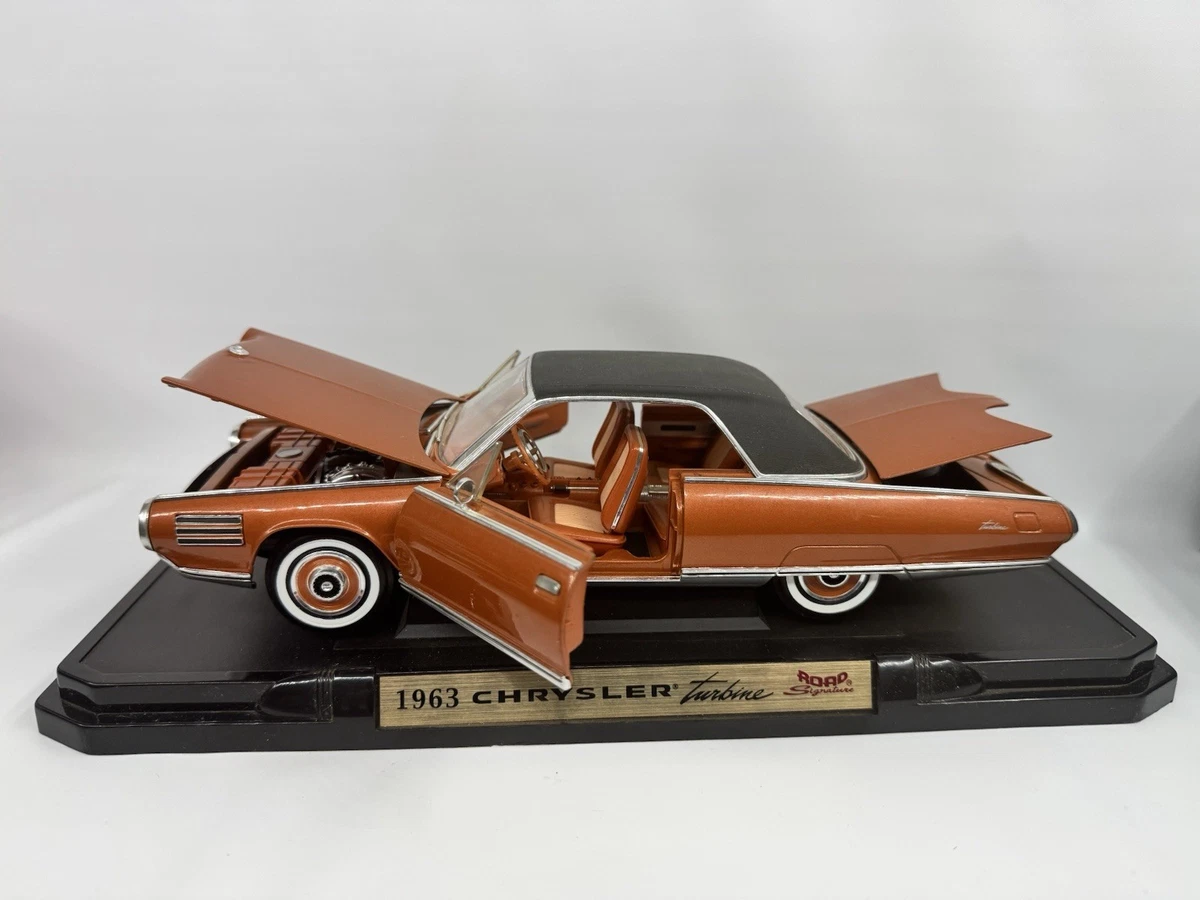 Road Signature Chrysler 1:18 Scale Diecast Cars, Trucks & Vans for