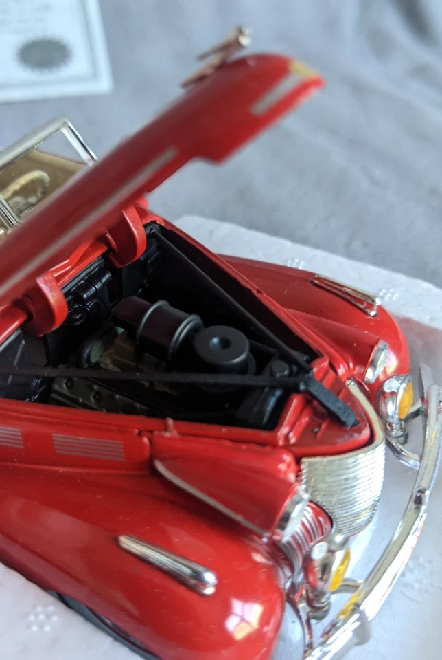 1:43 1940 CADILLAC SERIES 62 RED CONVERTIBLE DIECAST MODEL REPLICA NEW RAY - Image 3 of 4