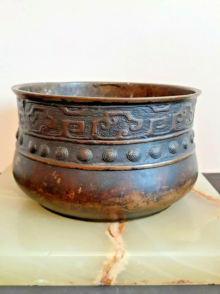 Antiguo vaso brasero incensario de bronce ritual estilo arcaico chino del siglo XIX. Foto 4 de 4