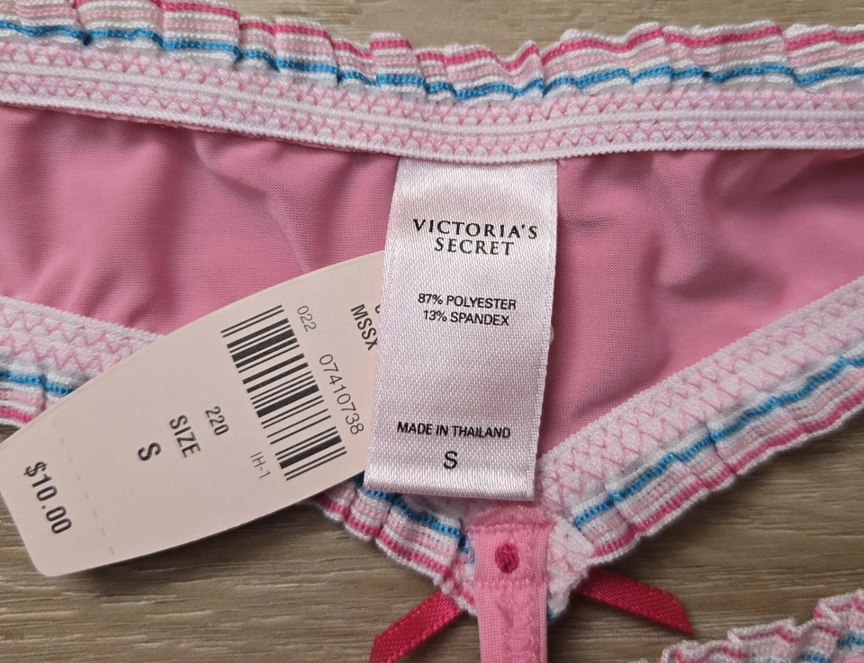 NUEVO CON ETIQUETAS Bragas Vintage Victoria's Secret Rosa Sedoso Suave Volantes Tanga en V Arcos S Foto 3 de 3