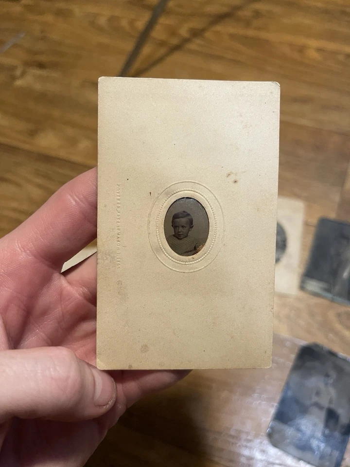 Antiguo lote de 7 retratos tipo hojalata de damas caballeros niños de la Guerra Civil de 1800 Foto 4 de 4