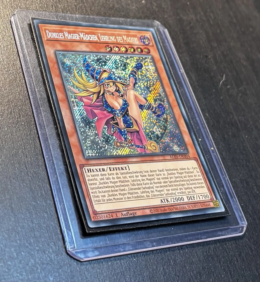 Yu-Gi-Oh! Dunkler Magier-Mädchen, Lehrling Des Magiers ALIN Secret Rare NM 1st - Bild 3 von 4